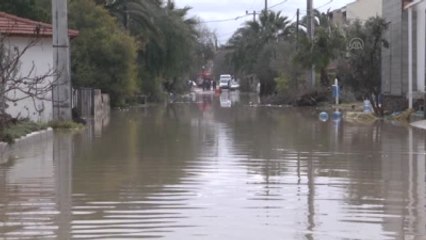 Çeşme'de Kuvvetli Yağış - Evleri ve İş Yerlerini Su Bastı