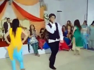 sara dancing on mehndi