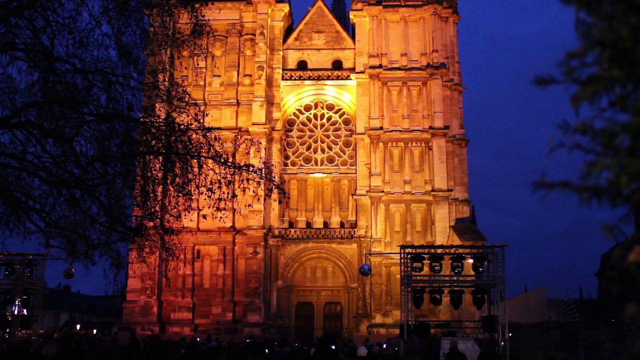 Symphonie de Noël  son et lumière sur la cathédrale d'Evreuxé - YouTube