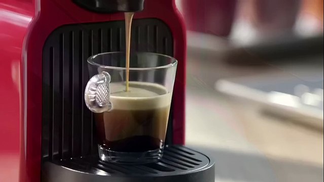 Nouvelle pub Nespresso : quand Georges Clooney et Jean Dujardin s'affrontent autour d'un expresso !