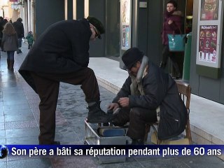 Bosnie: cireur de chaussures un métier qui se transmet de père en fils