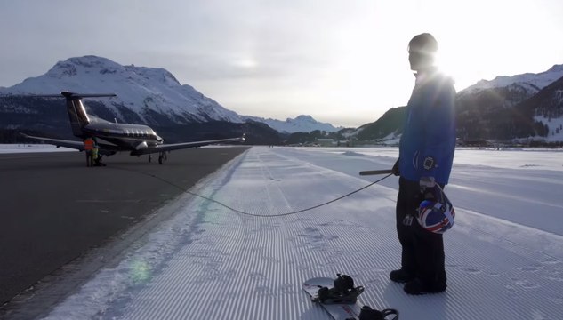 Le snowboarder Jamie Barrow tracté par un avion
