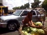 Amazing Seller Catches Watermelons on his Elbows - Продавец ловкач ловит арбуз !
