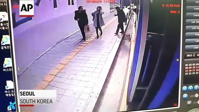 2 people swallowed by a Sinkhole in Seoul : impressive!