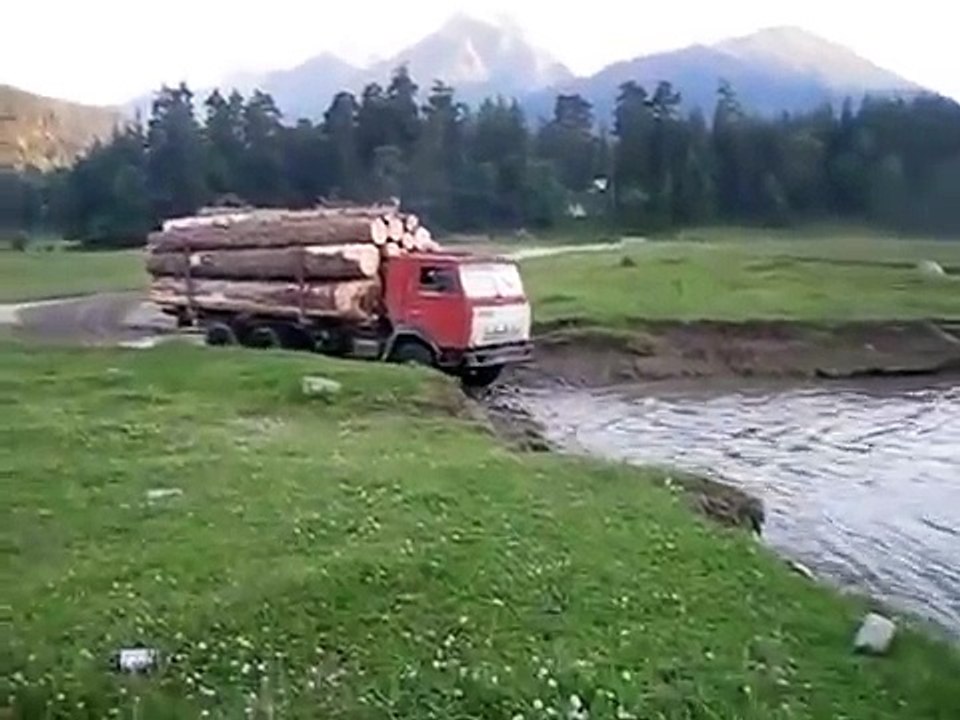 Russian Kamaz Truck with Timber Goes Through River - Бездорожье. Камаз полный дрнвисины едет через реку