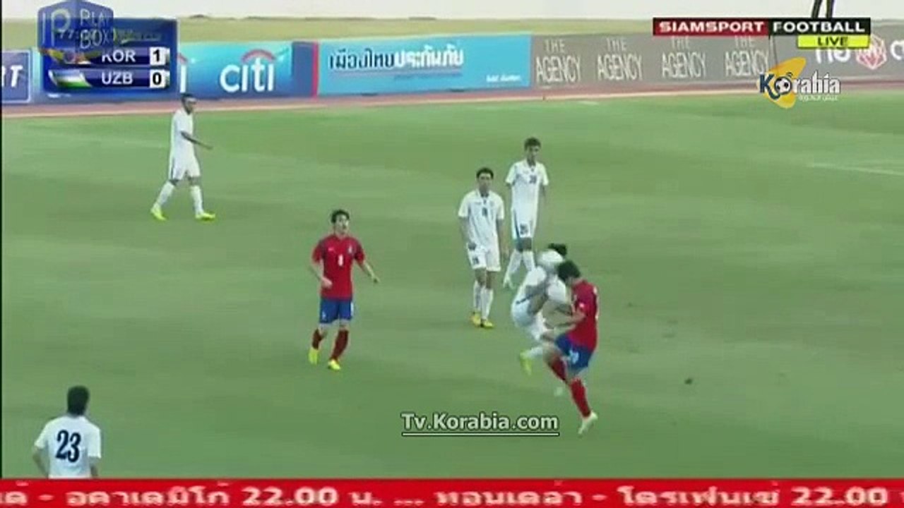 لاعب أوزبكستان يصارع لاعبى كوريا