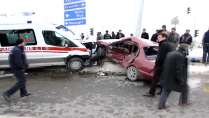 Ağrı'da Ambulansla Otomobil Çarpıştı: 5 Yaralı