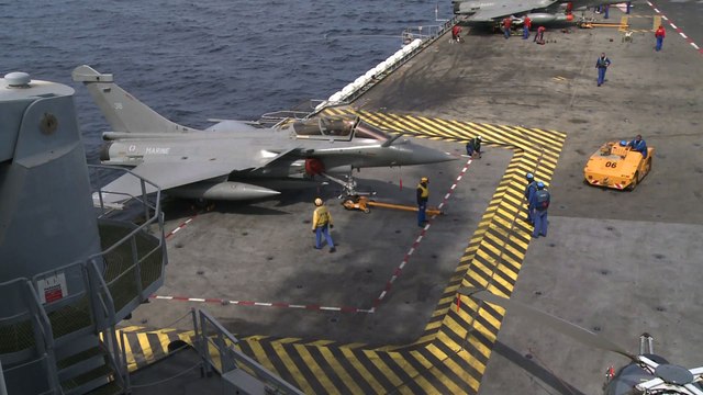 Dans les coulisses du porte-avions français Charles de Gaulle
