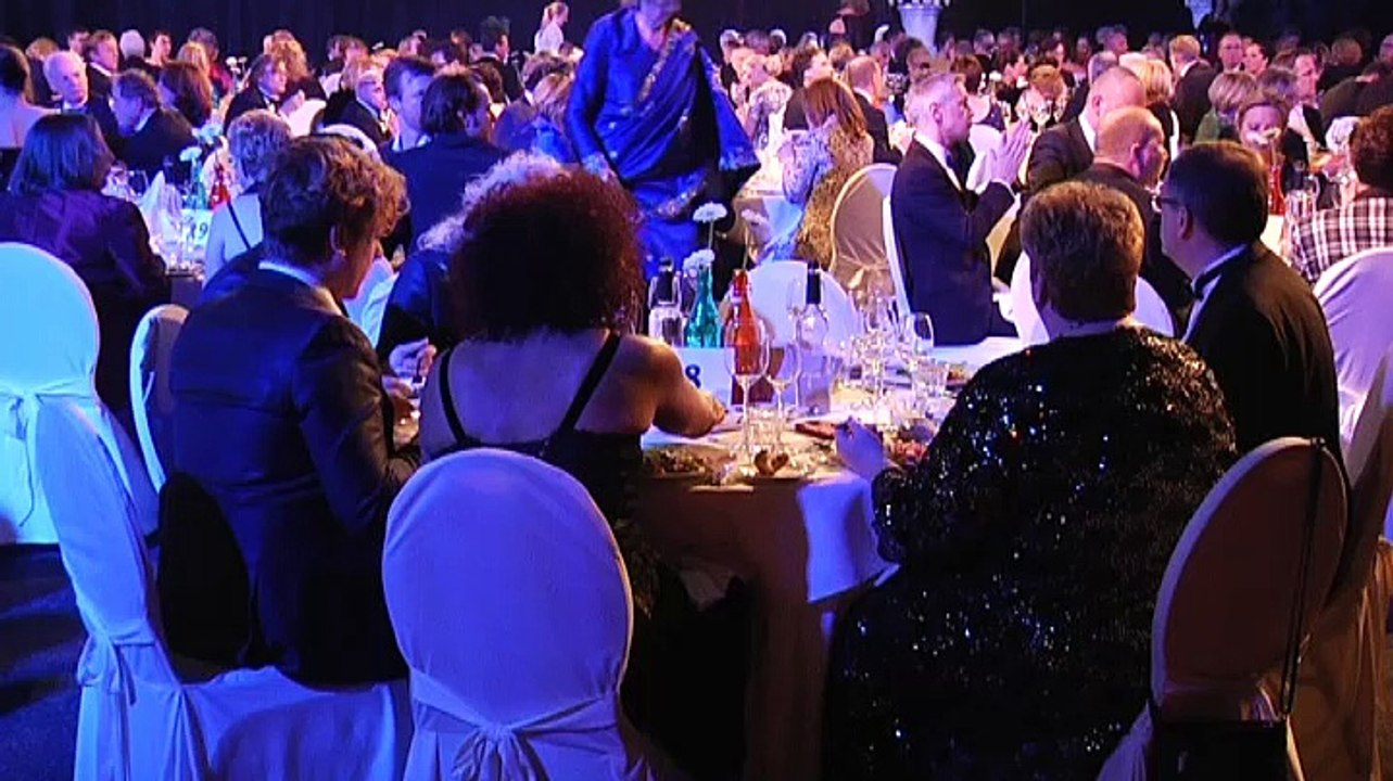 Man van dAncona legt rode loper uit voor goede doel - RTV Noord