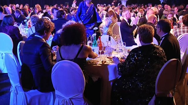 Man van dAncona legt rode loper uit voor goede doel - RTV Noord