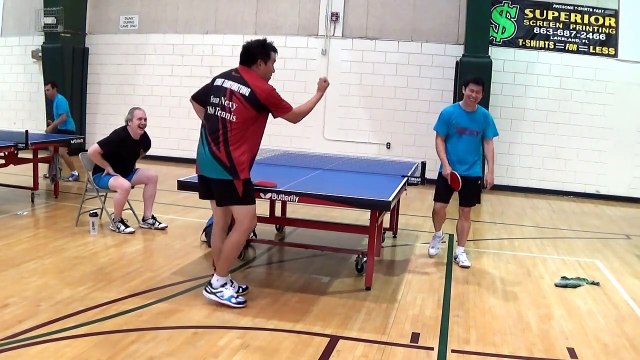 Impressionnant coup dans le dos au ping pong
