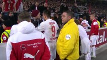 Des fans consolent un joueur de Stuttgart