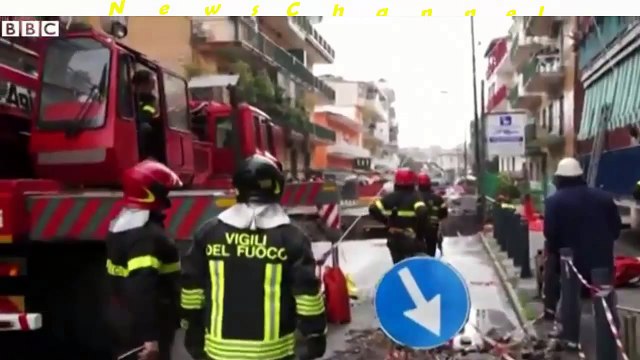 Naples : un gigantesque cratère se forme en pleine rue