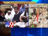Arvind Kejriwal joins Anna Hazare’s protest against Land Acquisition Bill at Jantar Mantar