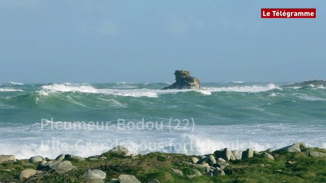 Pleumeur-Bodou (22). L'Île Grande sous forte houle