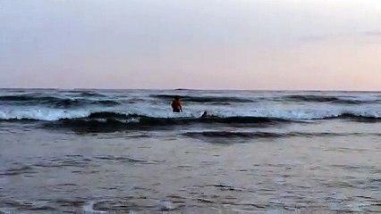 Lennys erste Versuche auf dem Surfboard