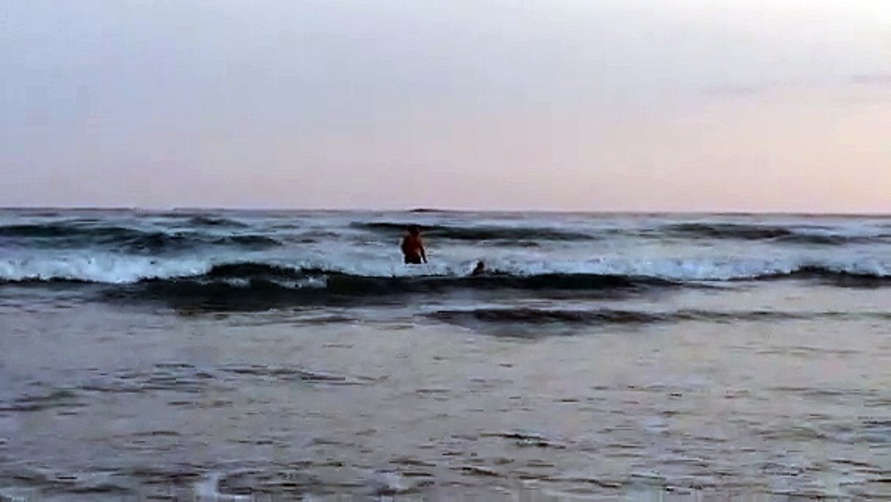 Lennys erste Versuche auf dem Surfboard