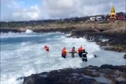 Lampedsa (AG) - Naufragio peschereccio, vigili del fuoco salvano 14 persone (23.02.15)