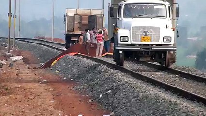 UNIQUE TRUCK ON RAILS INDIAN RAILWAYS CONSTRUCTION SITE - YouTube