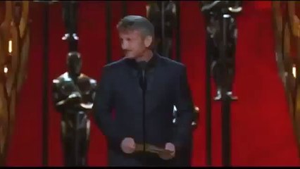 Sean Penn realiza broma racista en la entrega de los Oscar