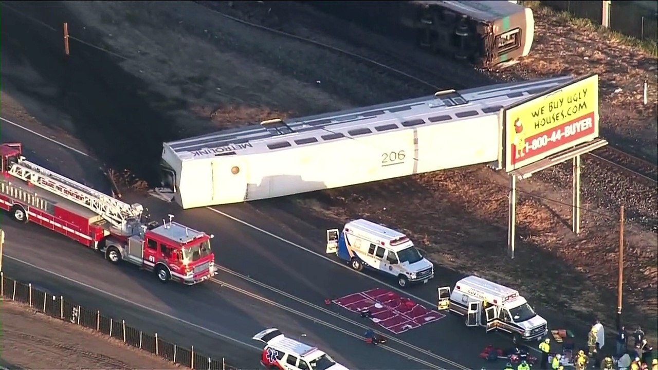 Pendlerzug kollidiert bei Los Angeles mit Lkw