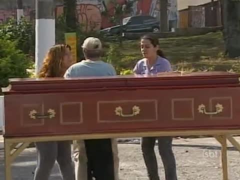 Mendigo Rouba Caixão