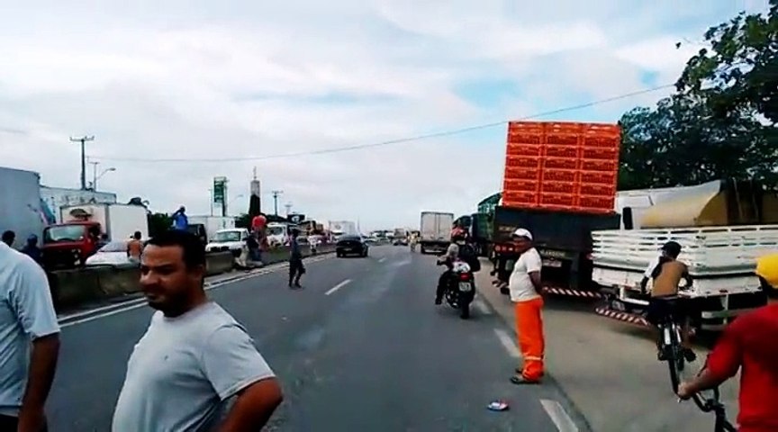 Caminhoneiro protestam e bloqueiam pista na BR 116