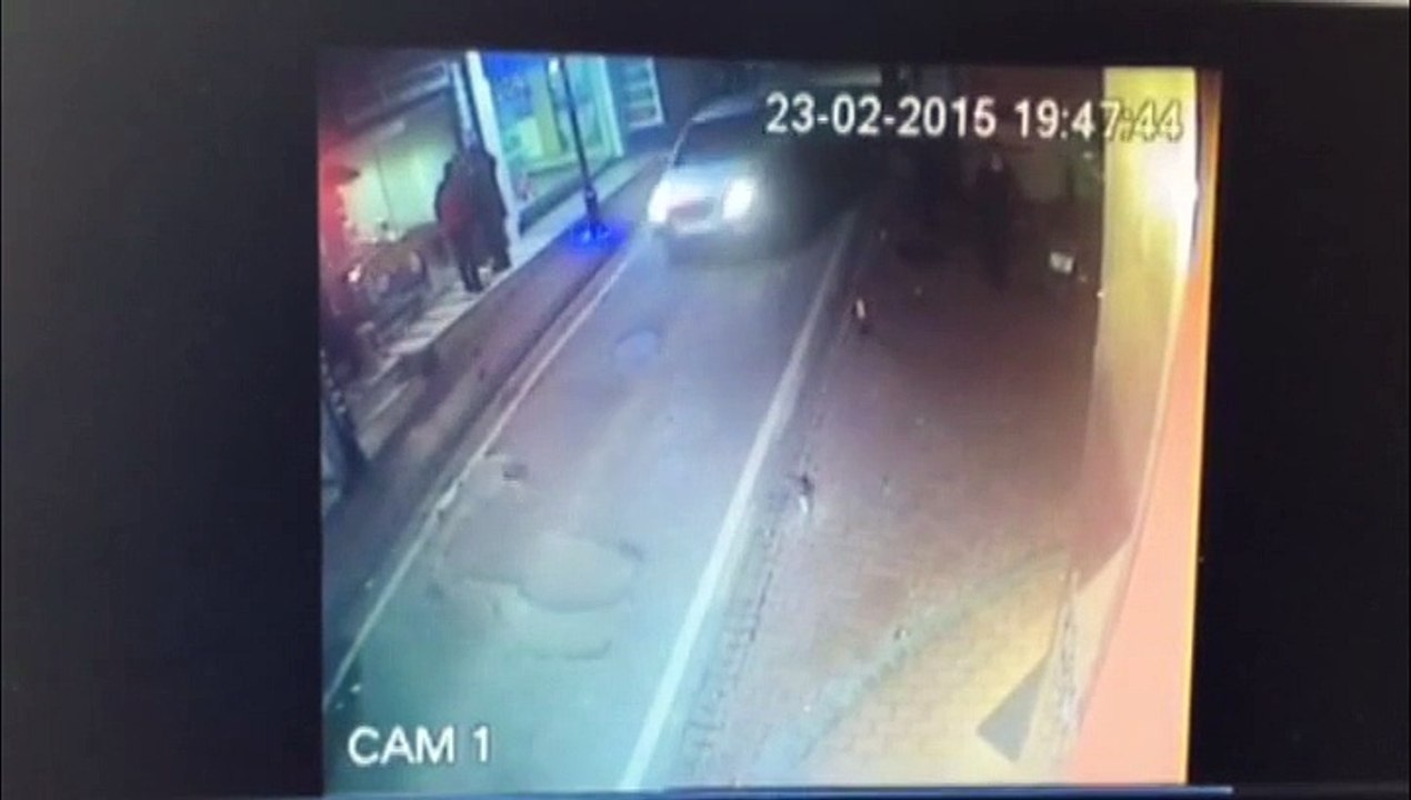 MİNİBÜSÜN BİNAYA ÇARPMA ANI GÜVENLİK KAMERASINDA