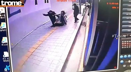 Corea: Transeúntes son 'tragados' por sumidero