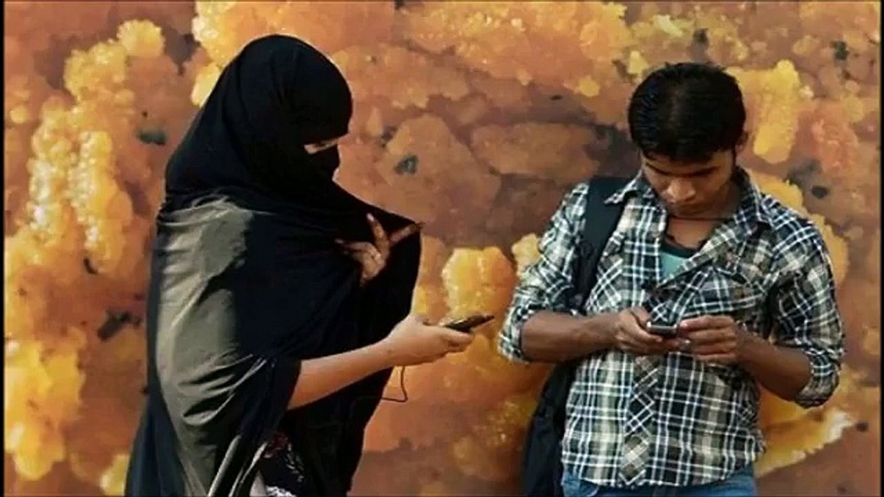 کسی اور خاتون کو اپنی بیوی سمجھ کر بات کر رہا ہے
