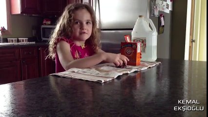 Çok Farklı Deney Yapan Küçük Kız
