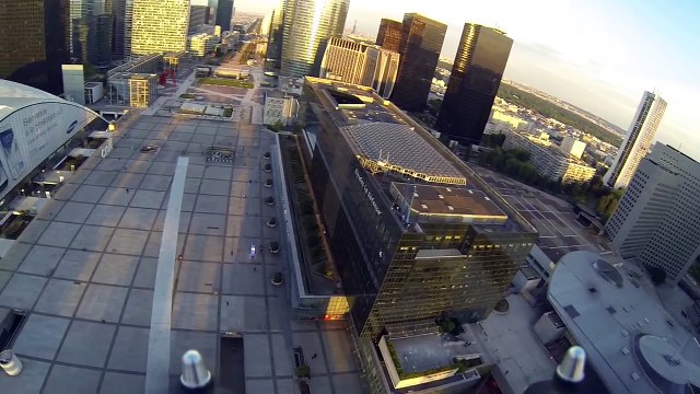 VIDEO - 5 drones survollent paris cette nuit