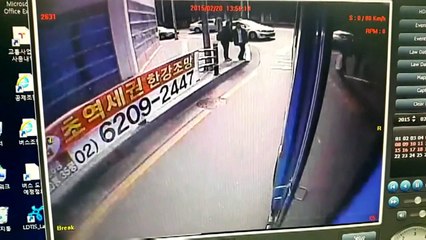 Corée du Sud: le trottoir s'effondre sous leurs pieds