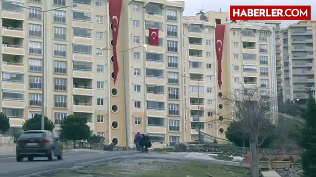 Şehit Yüzbaşı Özkaya'nın Baba Evi, Bayraklarla Donatıldı