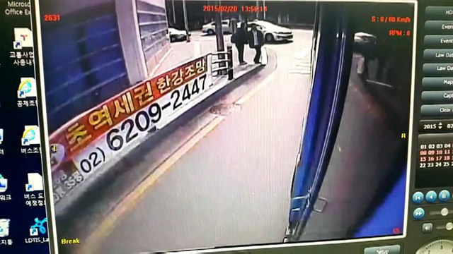 Corée du Sud: le trottoir s'effondre sous leurs pieds