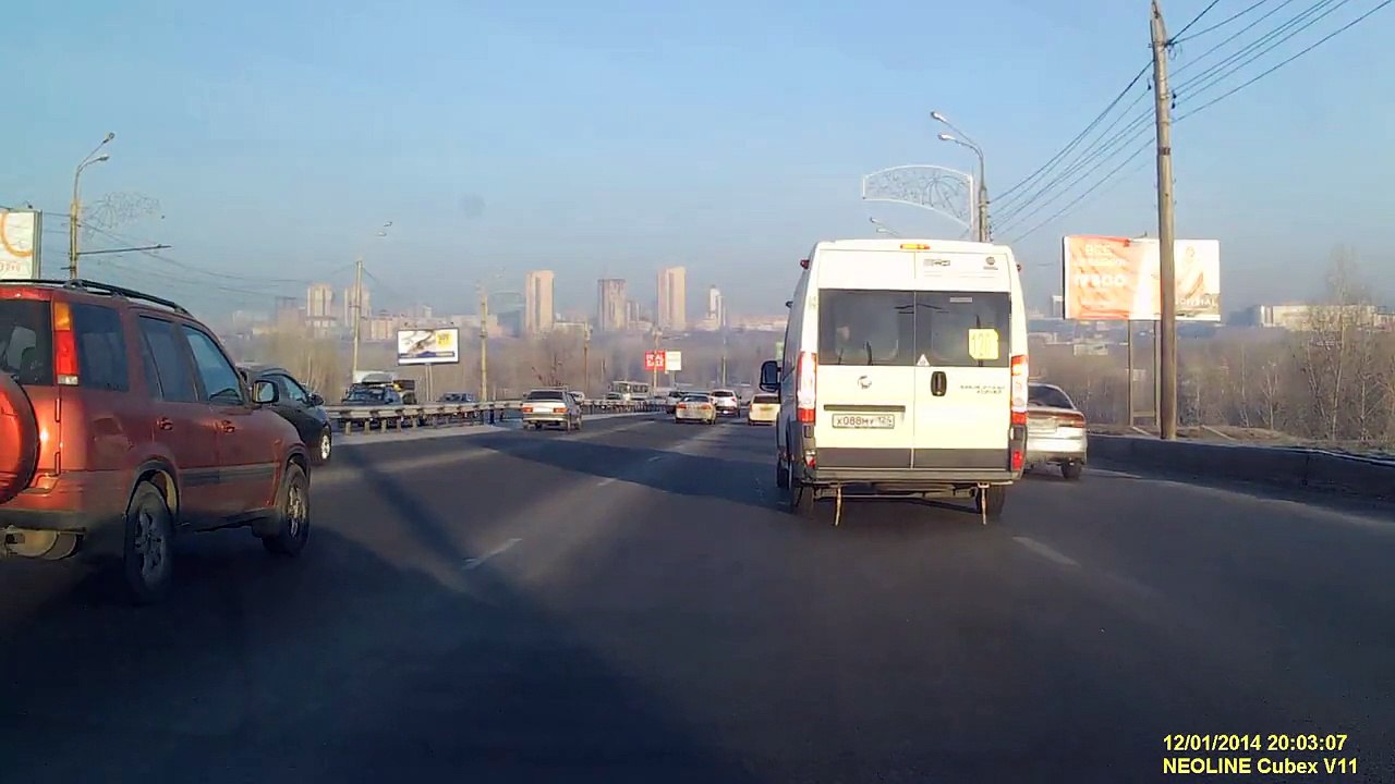 Девушка врезалась в маршрутку - ДТП в Красноярске 25.02.2015