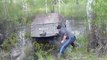 Quand un Russe décide de laver son 4x4 dans un étang
