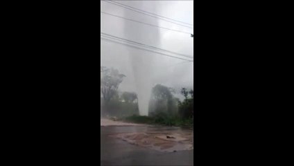 Tubulação estoura no 4° Anel Viário da BR-116