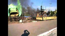 Carros alegóricos pegam fogo no sambão em Vitória
