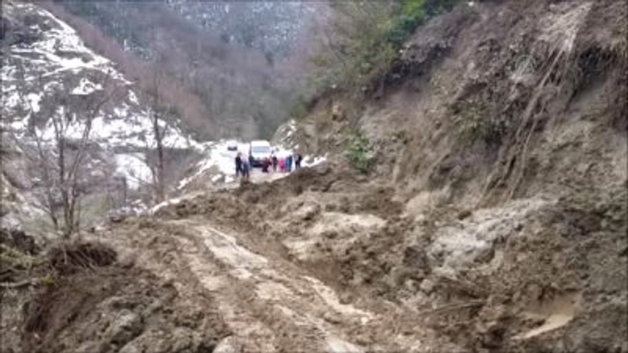 Heyelan Köy Yolunu Kapatınca