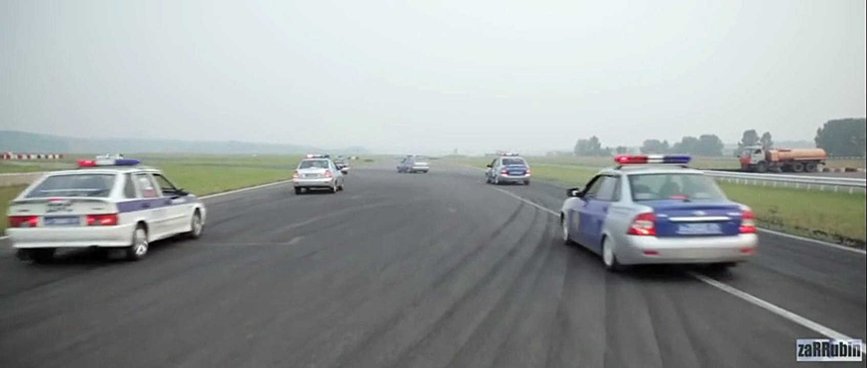 16 машин ГИБДД за Nissan Skyline GT-R