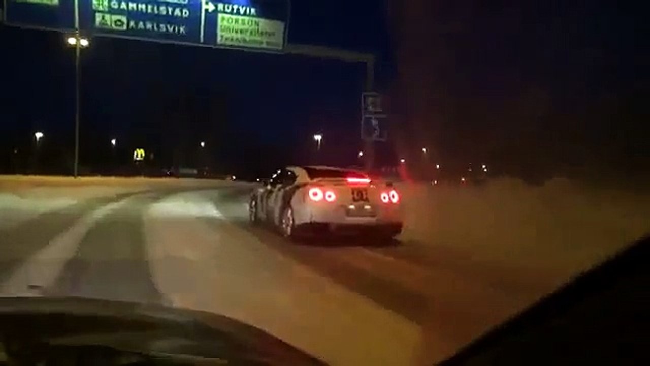 Nissan GT R Roundabout Drift
