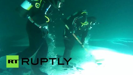 En Rusia ahora juegan hockey sumergidos y de cabeza bajo un lago congelado