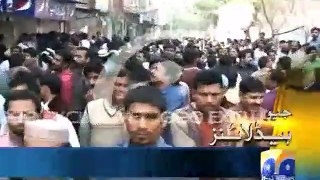 Police Ki Ghunda Gardi Par Awam Ne Police Walon Ko Kamre Mein Band Kar Diya