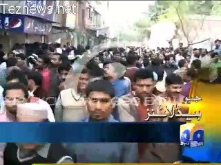 Police Ki Ghunda Gardi Par Awam Ne Police Walon Ko Kamre Mein Band Kar Diya