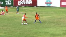 Walter tenta golaço estilo Romário em treino do Fluminense