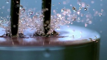 ЗАВОРАЖИВАЮЩЕЕ ВИДЕО׃ ВОДА И КАМЕРТОН - 2500 кадров в секунду