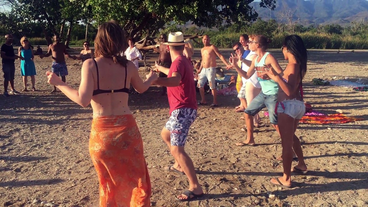 Salsa et Rueda à la plage sans musique mais avec les cubains qui chantent