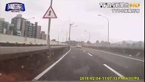 Avião se choca com ponte, cai em rio em Taiwan e mata 23 pessoas (Low)