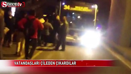 Metrobüsün camını böyle yumrukladılar